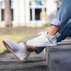 ON THE ROGER Advantage Tennis Sneaker